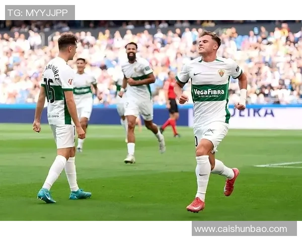 马丁内斯的传奇旅程：从球场新星到世界足球巨星的蜕变与成长